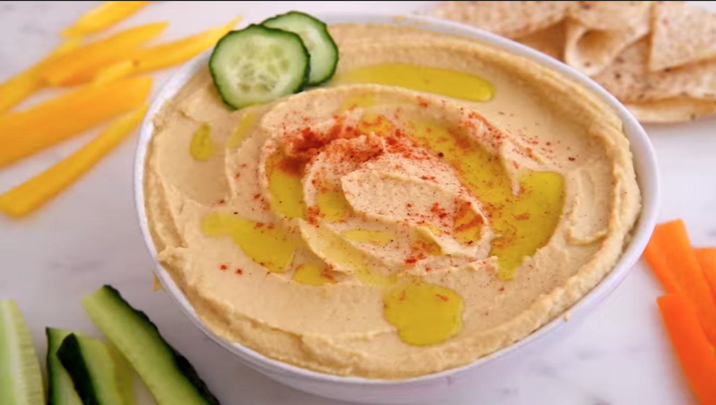 Salteado de verduras con calamar y hummus de garbanzo.